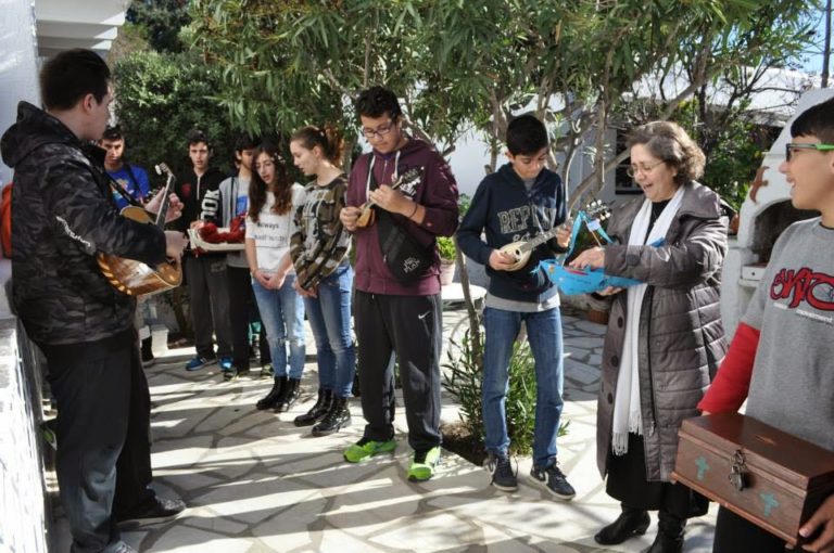 Χριστουγεννιάτικα κάλαντα με τους μαθητές των Κατηχητικών Σχολείων Μυκόνου (pics-videos)