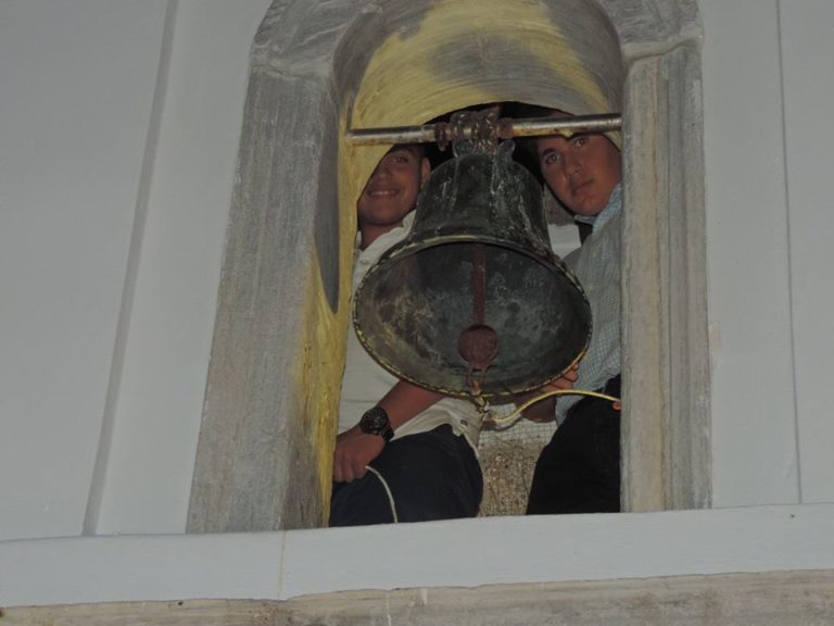 Θεία Λειτουργία στους Αγίους Κωνσταντίνο και Ελένη στον Πλατύ Γιαλό