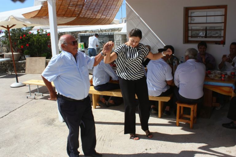 Λαμπρό πανηγύρι της Ύψωσης του Τιμίου Σταυρού του “Μάστορα” στη Μύκονο (Φωτο-Video)