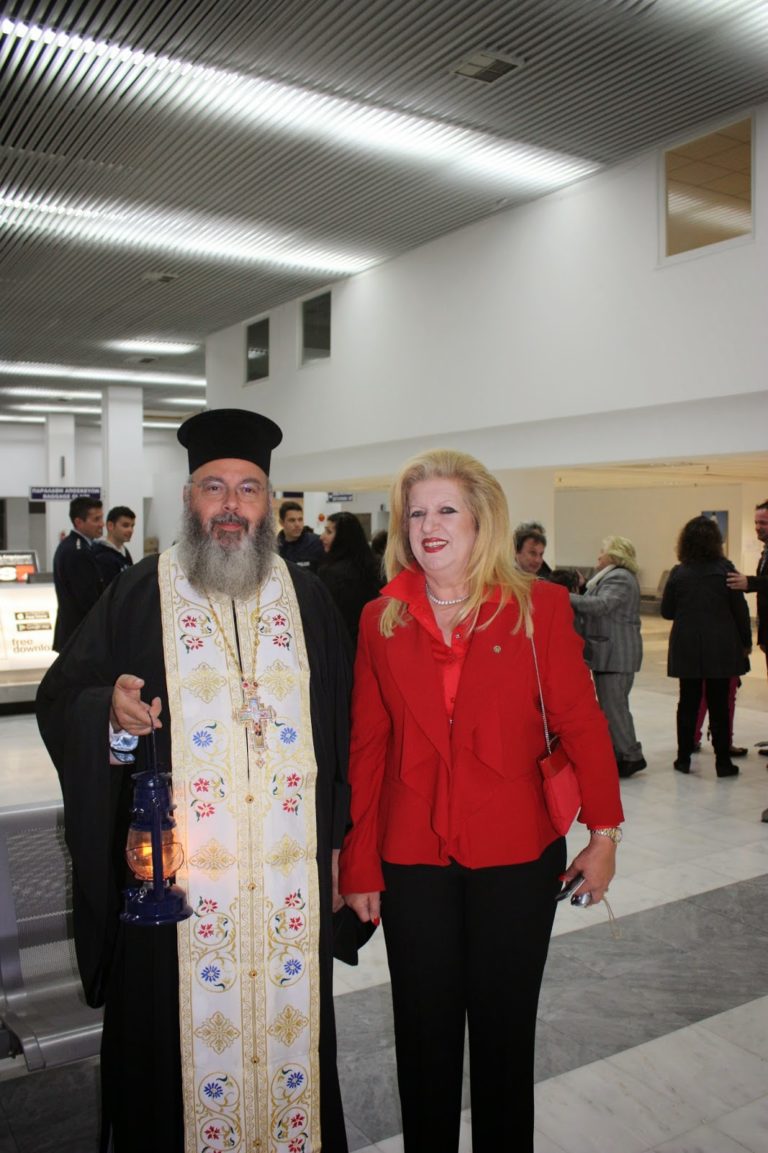 Με λαμπρότητα έγινε η υποδοχή του Αγίου Φωτός στην Μύκονο (video)