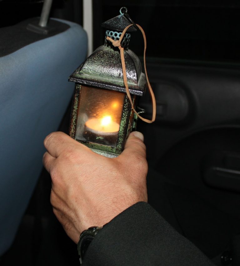 Με λαμπρότητα έγινε η υποδοχή του Αγίου Φωτός στην Μύκονο (fotos-video)