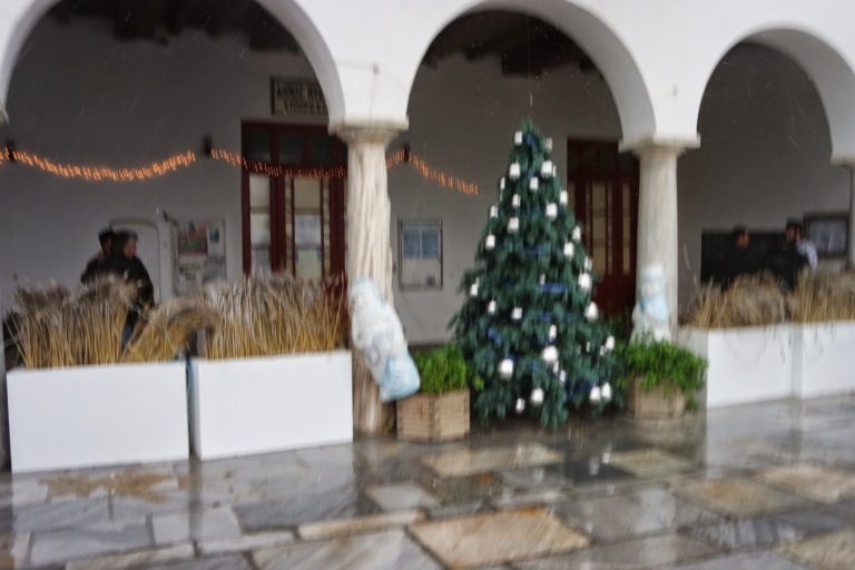 Με λαμπρότητα ο καθαγιασμός των υδάτων στην Μύκονο (Pics-videos)