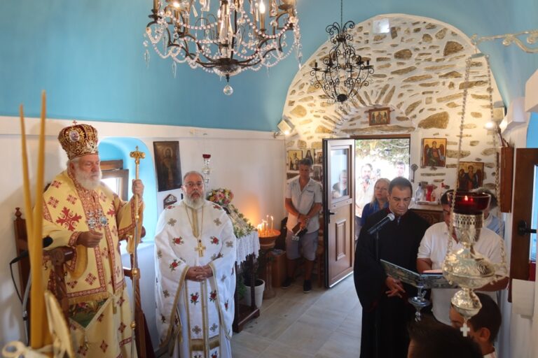 Mykonos Monasteries: Θεία Λειτουργία στο Παρεκκλήσιο του Αγίου Μάμαντος στην Ι.Μ. Παλαιοκάστρου Ανω Μεράς Μυκόνου